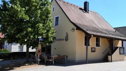Bild: sche
Das Feuerwehrgerätehaus in Hiltersdorf: Die Demontage der 35 Jahre alten Heizungsanlage übernehmen die Mitglieder der Wehr, die Erneuerung erfolgt nachhaltig über Fernwärme.