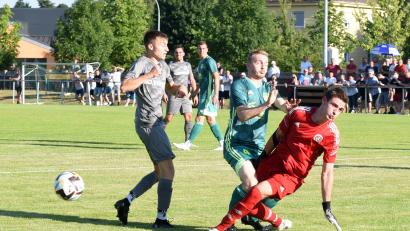 Archivbild: Gebert
Der SV Mitterteich empfängt am Mittwoch den SC 04 Schwabach. Das Bild zeigt SVM-Torwart Tim Lauterbach (rechts) bei einer Abwehraktion im Heimspiel gegen den FC Vorwärts Röslau (2:0).