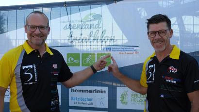 Bild: Hirsch
Die beiden Organisatoren Christian Betzlbacher (links) und Dieter Vogl (rechts) freuen sich auf den 5. Seenland-Triathlon am 11. September an der Erlebnisholzkugel am Steinberger See.