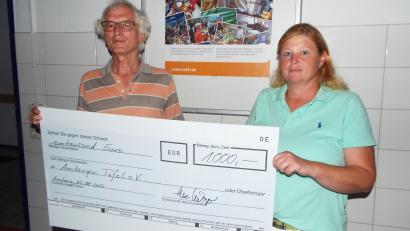 Bild: e
Heike Kraft bei der Übergabe des Schecks über Lebensmittel im Gesamtwert von 1000 Euro vom Verein "Kinder helfen Kindern" an Bernd Saurenbach, den Vorsitzenden der Amberger Tafel.