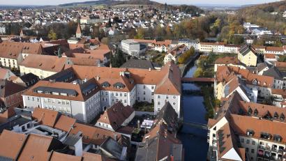 Archivbild: Petra Hartl
Über den Dächern der Amberger Altstadt. Eine Novellierung des bayerischen Denkmalschutzgesetzes soll es Besitzern von denkmalgeschützten Gebäuden künftig leichter machen, Photovoltaik auf ihren Dächern zu installieren. Platz ist ja offenbar genug vorhanden.