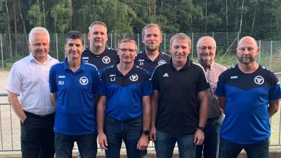 Bild: mez
Roman Melzner, Reiner Ullmann, Klaus Brunner, Jürgen Langsteiner, Matthias Pocker, Norbert Schmid und Heinz Frank (von links) bilden den Vorstand des Fördervereins Fußball des Sportvereins. Ihnen dankte SV-Vorsitzender Jürgen Lautner (rechts).