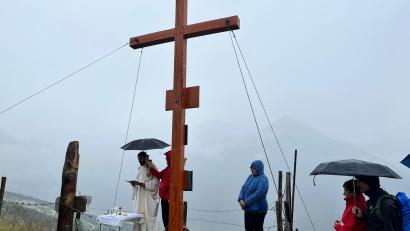 Bild: Josef Lehner/Diana Walberer/exb
Pater Thomas Rostek feiert mit Gunzendorfern und Raurisern einen Gottesdienst unter dem Gipfelkreuz der Stanzscharte.