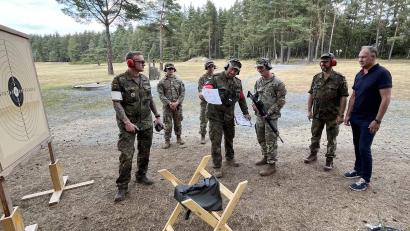 Bild: mor
Brigadegeneral Joseph Hilbert (Dritter von rechts) erhielt beim Gästeschießen die Einweisung ins Trefferbild des Gewehr G36. Oberstleutnant Florian Rommel (Zweiter von rechts) hatte zur Schießausbildung geladen, die Leitung oblag Oberleutnant Christian Schregelmann (links). Mantels Bürgermeister Richard Kammerer (rechts) hatte das beste Ergebnis.