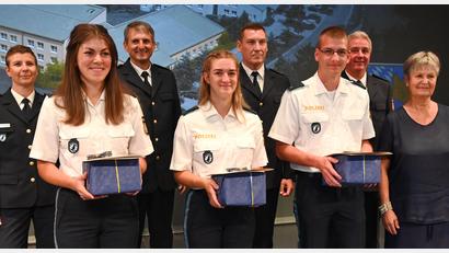 Bild: gf
Ehrung der Seminarbesten. Die besten Noten erzielten (vorne, von links) Laura Neudegger, Mona Schullehner und Tim Hühnel. Dazu gratulierten (hinten, von links) Personalrätin Sandra Weiß, Abteilungsführer und Leitender Polizeidirektor Stefan Beil, der Vizepräsident der bayerischen Bereitschaftspolizei, Stefan Weis, Seminarleiter Josef Fleischmann und Sulzbach-Rosenbergs Dritte Bürgermeisterin Hildegard Geismann.