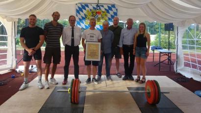Bild: ssm/exb
Gemeinsam freuen sie sich über 125 Jahre Athletenclub Weiden:(von links) Johannes Popel, Christian Balke (Abteilungsleiter Gewichtheben), Hans Neumeier (BKGV), Jürgen Schemmel (2. Vorstand), Lothar Schemmel (1. Vorstand), Ben Tisowsky (Bezirkssportwart), Ernst Werner (BLSV Kreis Weiden/Neustadt) und Simone Schemmel.