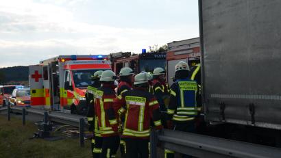 Bild: dob
Ungebremst krachte eine Mercedes-Fahrerin aus Vohenstrauß in einen vor ihr fahrenden tschechischen LKW. Die Frau erlitt mittelschwere Verletzungen.