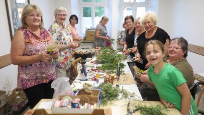 Bild: jzk
Mitglieder des Katholischen Frauenbundes trafen sich im Pfarrheim zum Binden von Getreideherzen und Getreideschlaufen.