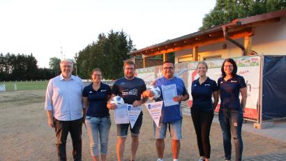 Bild: bra
Bezirksvorsitzender Thomas Graml, Kerstin Ernst (Spielleiterin U17/U15), Stefan Zenkert (U17 FC Altrandsberg), Norbert Biersack (U15 SV 08 Auerbach), Janina Zilk (Spielleiterin U13/U11) und BFMA-Vorsitzende Kerstin Costa (von links) bei der Ehrung der Bezirksoberliga-Meister.