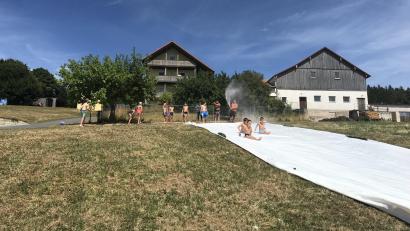 Bild: Feuerwehr Rosall/exb
Höhepunkt im Rahmen des Ferienprogramms der Feuerwehr Rosall war die Wasserrutsche. Rund 30 Kinder nahmen das Angebot wahr.