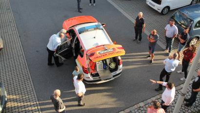 Bild: fks
Bernhard Hanny und Sven Lehner führten dem Gemeinderat Reuth das Einsatzfahrzeug des Helfer vor Ort Krummennaab vor. Das Gremium hatte einen Zuschuss für die Anschaffung bewilligt.