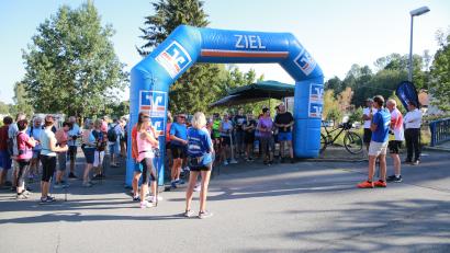 Bild: egl
Gespannt warten die rund 80 Teilnehmer auf den Start. Zu Gast ist auch Ex-Radprofi Andreas Schillinger.