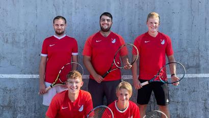 Bild: kro
Das Bild zeigt die Zweite Herrenmannschaft des TC Tirschenreuth, die ungeschlagen Meister wurde: (vorne von links) Michael Gleißner und Johannes Luber, (hinten von links) Moritz Bäumler, Kevin Kraus und Bastian Rother.