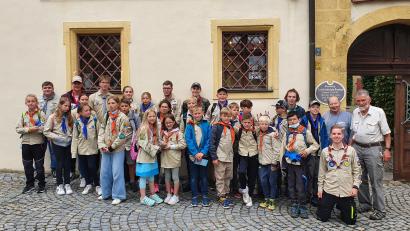 Bild: hrö
Hans Rösch und Hans Bäte (hinten von rechts) führten die Wölflings- und Jungpfadfinder St. Katharina Willich, die mit Gruppenleiter Kevin Schwikkard (vorne rechts) gekommen waren, durch das Museum.