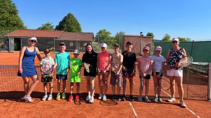 Bild: öt
Die Kinder im Alter ab neun Jahren mit den Trainerinnen Doris (rechts) und Julia Lautenbacher (links).