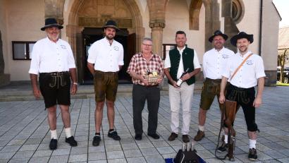 Bild: bey
Albert Schneider (3. von links) war 25 Jahre Kanonier der Stadt Pleystein. Dafür dankte ihm Bürgermeister Rainer Rewitzer sehr herzlich und überreichte ein Dankesgeschenk. Neuer Kanonier ist Florian Forster (2. von links).