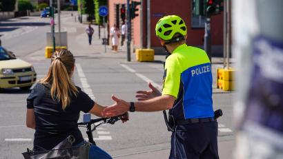 Bild: PP Oberpfalz/tw
Ein Polizist gibt eine Radfahrerin Tipps zum richtigen Verhalten im Straßenverkehr.