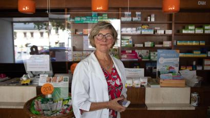 Bild: sfo
Inge Fischer ist die Inhaberin der Apotheke in Bärnau. Nach mehr als 50 Jahren muss sie das Geschäft schließen.