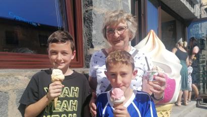 Bild: kec
Familie Rothmeier genießt bei der Eistournee von Oberpfalz-Medien ein Eis.