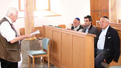 Bild: lst/exb
Der Antisemitismus-Beauftragte der bayerischen Staatsregierung, Ludwig Spaenle (vorne, Zweiter von rechts) besucht mit Stephan Oetzinger und dem Michldorfer Pfarrer Alfons Forster die Flosser Synagoge. Altbürgermeister Fred Lehner richtet einen Appell an alle.