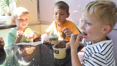 Bild: Gabi Schönberger
Lorenz, Quirin und Antonius (von links) genießen ihr Eis in Neustadt/WN – auf Kosten von Oberpfalz-Medien.