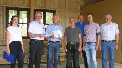 Bild: öt
Johannes Reger als Vorsitzender der Steinwaldallianz (Zweiter von links) und Neusorgs Bürgermeister Peter König (Dritter von links) überzeugten sich gemeinsam mit VG-Angestellter Katrin Bayer (von links) vom Stand der Arbeiten an der Dorfhalle. Mit auf dem Bild Zimmerermeister Josef König, Franz Philipp, Matthias Kick und Hans Enders.