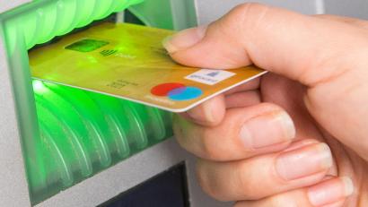 Symbolbild: Benjamin Nolte/dpa
Ein Kunde hebt Geld von einem Bankautomaten ab.