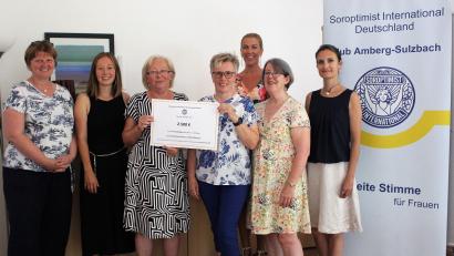 Bild: Dagmar Williamson 
Starke Frauen setzen sich für andere ein: Maria Obermeier (Zweite vonlinks) verzichtete auf das ihr verliehene Preisgeld der Soroptimist International von 500 Euro und legte es obendrauf. Dankend nahmen SKF-Geschäftsführerin Andrea Graf und Marianne Gutwein 2500 Euro des SI-Club Amberg-Sulzbach entgegen, vertreten durch Präsidentin Beate Mastel, Vizepräsidentin Heidi Heckmann, Susan Batten-Seidl und Schriftführerin Beáta Zaremba.