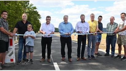 Bild: gf
Nun ist die Straße zwischen Raigering und Lintach wieder offen. Von links: Bauleiter Michael Renner, Helmut Seebauer, Baudirektor Stefan Noll, Landrat Richard Reisinger, Bürgermeister Alwin Märkl, Richard Zweck (Gemeinde Freudenberg), Bauleiter Georg Schießl (Subunternehmen Schulz), Peter Hüttner (Staatliches Bauamt) und Franz Dende (Subunternehmen Schulz).