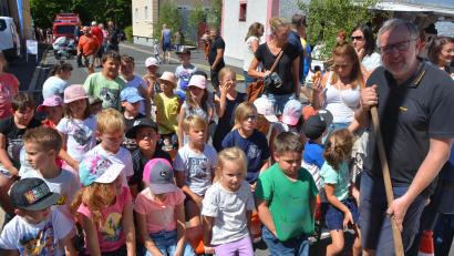 Bild: jr
In einem großen Sandhaufen waren wieder Sachpreise für Kinder vergraben. Das Bild mit Organisator Franz Zeitler (rechts) entstand kurz vor dem Start der Suchaktion.