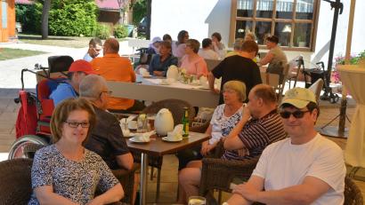Bild: jr
Sichtlich wohl fühlten sich die Menschen mit Behinderung und ihre Begleiter beim Sommerfest im Biergarten des Gasthauses Sommer. Bei Musik, Tanz und Spiel vergingen die Stunden viel zu schnell.