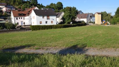 Bild: bö
Für dieses Grundstück in exponierter Lage in der Nähe der Hohenburger Straße hat der Marktgemeinderat die Bauvoranfrage für zwei Wohnhäuser an den Bauausschuss zur Klärung verschiedener Fragen weitergegeben.