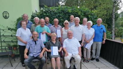 Bild: wp
Der VdK-Ortsverband Lintach ehrte Mitglieder: (stehend von links) VdK Kreisverbandsvorsitzende Marianne Kies-Baldasky, 1. Vorsitzender Ludwig Hirn, Philipp Schwab, Dieter Triendl, Norbert Gebhard, Erwin Schwab, Brigitte Schneider, Stefan Hartmann, Günther Hirmer, Dr.Werner Fruth, Sigrun Jähn und 2. Bürgermeister Franz Weiß. Sitzend von links: 2.Vorsitzender Wolfgang Panten, Beate Rehaber und Hans Knorr.