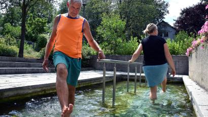 Bild: Stephan Huber
Hauptsache Abkühlung: Bei Temperaturen jenseits von 30 Grad zieht es Einheimische wie Touristen ans Wasser. Der Radler-Rastplatz "Alte Flei" in Rosenberg ist dafür perfekt geeignet. Mit Wasserspendern will die Stadt künftig für noch mehr Erfrischung sorgen.