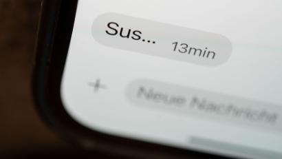 Bild: Marijan Murat/dpa
Das Wort „sus“ ist auf dem Display eines Mobiltelefons zu sehen. Am 25. Oktober wird das "Jugendwort des Jahres" 2022 bekanntgegeben.