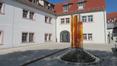 Bild: kgg
Der Betrieb im Haus St. Gertrud im früheren Mühlenviertel des Klosters Waldsassen wird vorübergehend eingestellt. Die Katholische Jugendfürsorge der Diözese Regensburg reagiert damit auf den "dramatischen Personalmangel", auch um die anderen Standorte in der Region nicht zu gefährden.