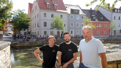 Bild: Wolfgang Steinbacher
Die Sanierung des Notstainhauses in der Schiffgasse ist vollendet, die Gastronomie geöffnet. Fabian Schmidt (von links), Daniel Hoffmann und Nico Sticke sind eigens zum gegenüberliegenden Vilsufer gegangen, um das ganze Gebäude in seiner neuen Pracht zeigen zu können.