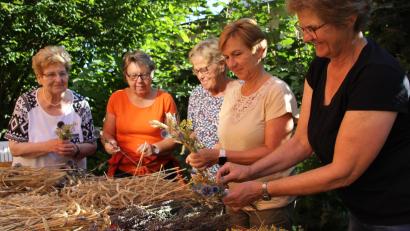 Bild: ads
Der Sozialdienst katholischer Frauen pflegt die Tradition des Kräuterbüschelbindens. Heuer macht sich dabei aber die großen Trockenheit bemerkbar.