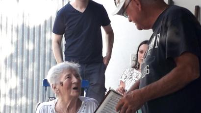 Bild: rha
Die ehemalige Dirigentengattin Ilse Sikorski freut sich an ihrem 99. Geburtstag über das Ständchen des Musikvereins Vilseck.