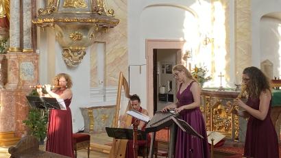 Bild: Regina Frank/exb
Beate Kiechle (Traversflöte und Gesang), Susanne Kaiser (Barockharfe), Regina Frank (Cetra Nova) und Mina Voet (Blockflöte, von links) gastierten in der Pfarrkirche.