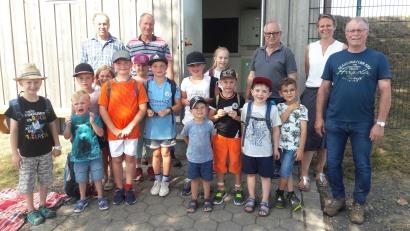 Bild: Max Bindl/exb
Mit Wasserwart Alfons Haberkorn (hinten links), Bürgermeister und Wasserzweckverbandsvorsitzendem Max Bindl (rechts) sowie weiteren Begleitern unternahmen Kinder eine Exkursion, um die Konnersreuther Wasserversorgung kennenzulernen. Eingeladen dazu hatten die Freien Wähler Konnersreuth und der Rauchclub Höflas.