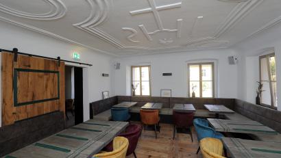 Bild: Wolfgang Steinbacher
Das Gastzimmer im Obergeschoss des Notstain. Sehr schön ist die aufwendig restaurierte Herz-Jesu-Decke zu sehen. Die Einbauten stammen von der Schreinerei Fellner.
