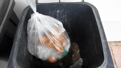 Symbolbild: Gabi Schönberger
Eigentlich gehört Abfall in die Mülltonne. Weil eine Frau das anders sieht, wird nun gegen sie ermittelt.