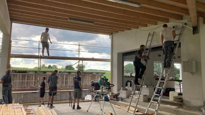 Bild: eib
Viele helfende Hände legen letzte Hand an beim Feinschliff im neuen Bühnenbereich, integriert in ein vielfältig nutzbares Funktionsgebäude.