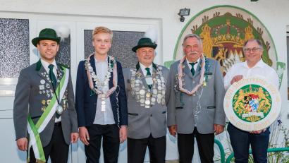 Bild: Wolfgang Schwamberger/exb
Heinz Schneider (Mitte) ist neuer Schützenkönig der Königlich privilegierten Schützengesellschaft Mitterteich, Jungschützenkönig bleibt auch weiterhin Maximilian Hildebrand (Zweiter von links). Mit im Bild Altkönig Georg Bächer (Zweiter von rechts), Sportleiter Peter Süß (rechts) und Zeremonienmeister Karl Krasser jun.