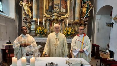 Bild: Michael Götz
Der Abschiedsgottesdienst von Pfarrer Herbert Grosser (Mitte) in der Pittersberger Nikolauskirche mit Pater John Massawe (links) aus Tansania und dem Pro-Dekan des Dekanats Amberg-Sulzbach Thomas Helm.