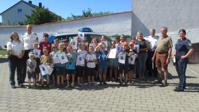 Bild: Wolfgang Pausch/exb
Begleitet wurden die Kinder von Polizeioberkommissarin Daniela Ziereis, Polizeiobermeister Markus Singer, Erstem Polizeihauptkommissar Robert Feuerer und Polizeioberkommissarin Beatrix Daiminger (von links).