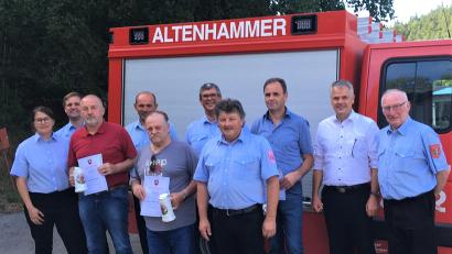 Bild: cro
Vorsitzender der Freiwilligen Feuerwehr Altenhammer, Florian Plödt (Zweiter von links), und Kommandant Rüdiger Hettler (Fünfter von rechts) blicken mit den für langjährige Mitgliedschaft geehrten Mitgliedern auf ein bewegtes Vereinsjahr zurück.