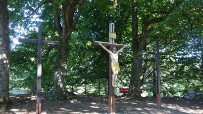 Bild: mmj
Nahe der Kreuzigungsgruppe am Kalvarienberg wird der Festgottesdienst an Mariä Himmelfahrt zelebriert.