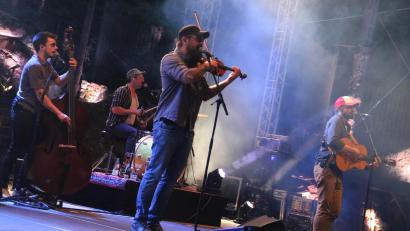 Bild: Andrea Herdegen/fph
Rissen die Fans mit ihren energiegeladenen Balkan-Beats von den Sitzen: Django 3000 beim Konzert auf der Luisenburg.
